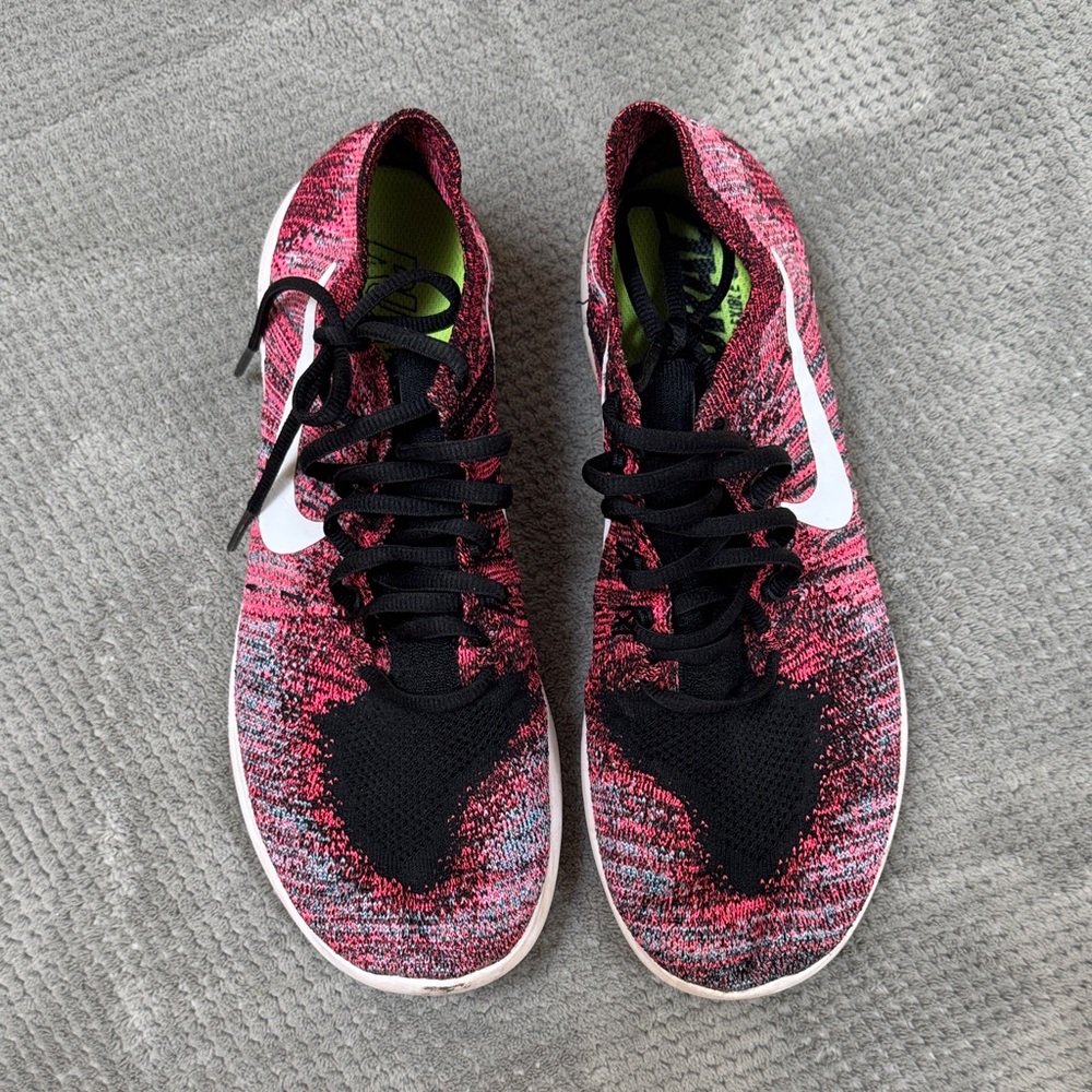 Nike Women's Black and Pink Athletic Shoes